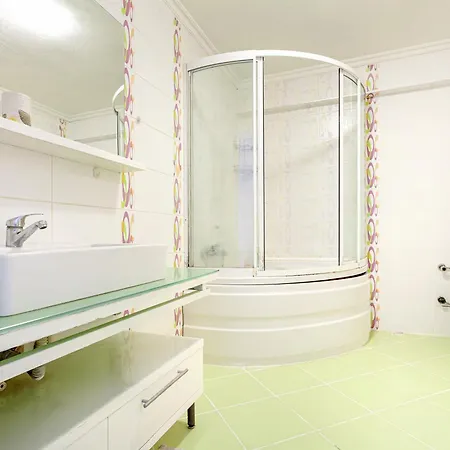 Chic Spacious 4br With Lift On Main Street 2m Metro Апартаменты