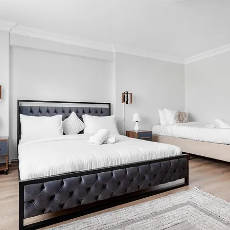 Апартаменты Chic Spacious 4br With Lift On Main Street 2m Metro *