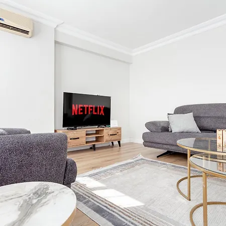Апартаменты Chic Spacious 4br With Lift On Main Street 2m Metro Стамбул