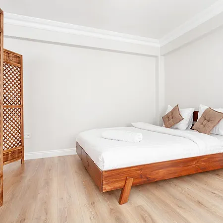 Апартаменты Chic Spacious 4br With Lift On Main Street 2m Metro *
