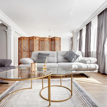 Апартаменты Chic Spacious 4br With Lift On Main Street 2m Metro Стамбул