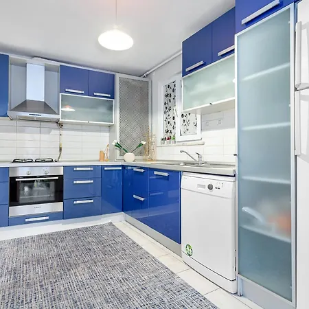 Daire Chic Spacious 4br With Lift On Main Street 2m Metro